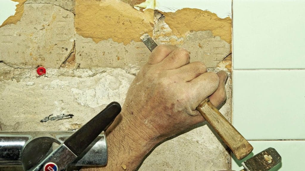 שיפוץ דירה ישנה דורש תכנון מוקפד, בדיקות מבניות וליווי הנדסי מקצועי. מדריך שלם מאת פלס הנדסה שיעזור לכם להבין את שלבי השיפוץ, לוחות זמנים, עלויות, וטיפים חשובים לפני התחלה.